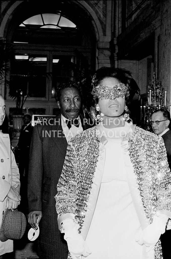 Gordon Parks con la moglie, in maschera, al "Black and White Ball" organizzato da Truman Capote<br>728135/173