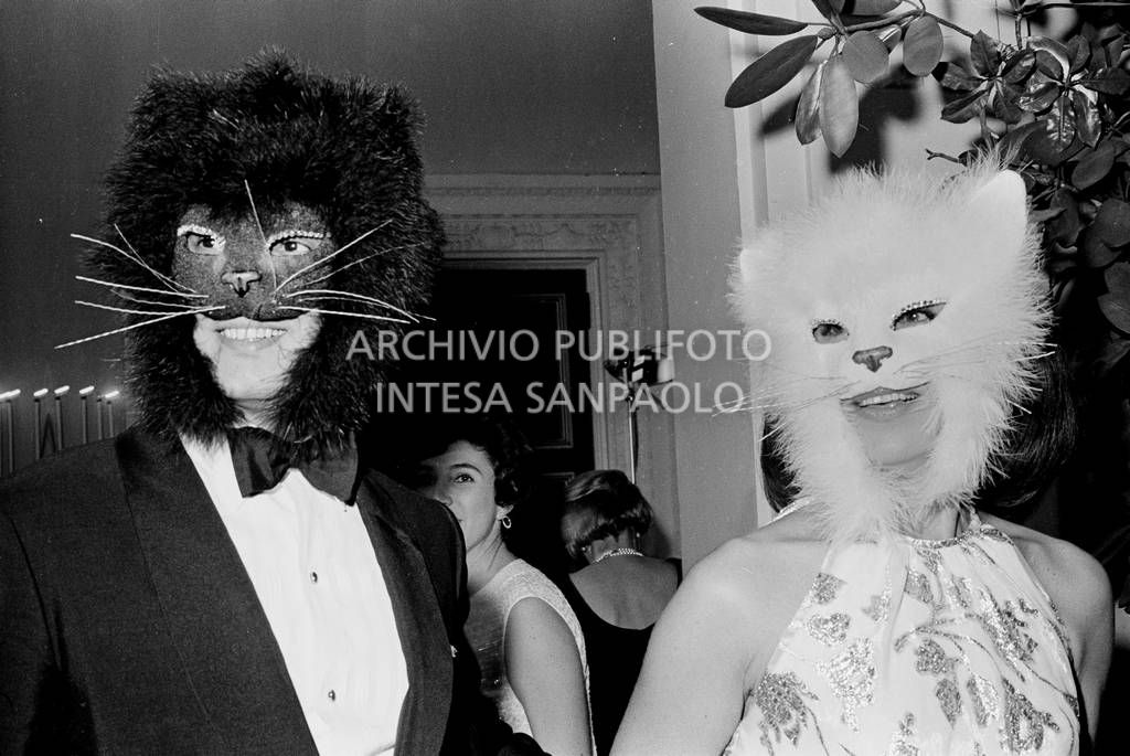 Oscar de la Renta e Francoise de Langlade in maschera al "Black and White Ball" organizzato da Truman Capote<br>728135/179