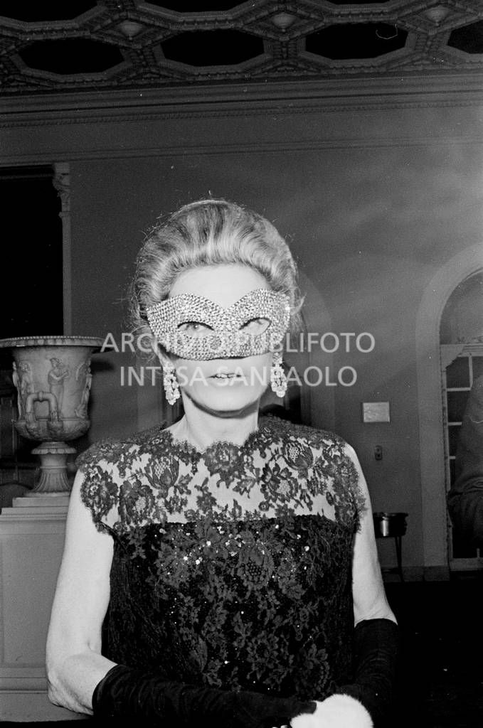 Un'ospite in maschera al "Black and White Ball" organizzato da Truman Capote<br>728135/185