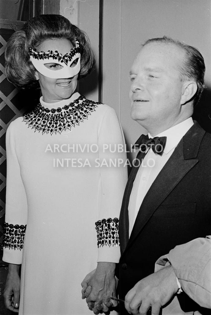 Katherine Graham in maschera e Truman Capote al "Black and White Ball"<br>728135/195