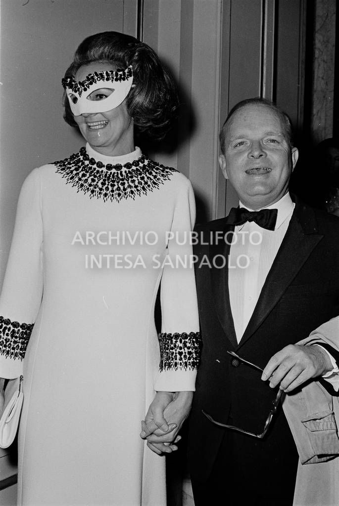 Katherine Graham in maschera e Truman Capote al "Black and White Ball"<br>728135/198