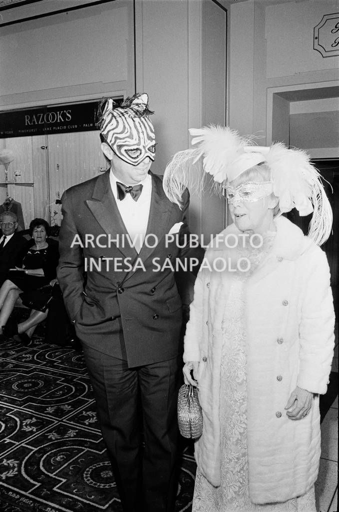 Due ospiti in maschera al "Black and White Ball" organizzato da Truman Capote<br>728135/2