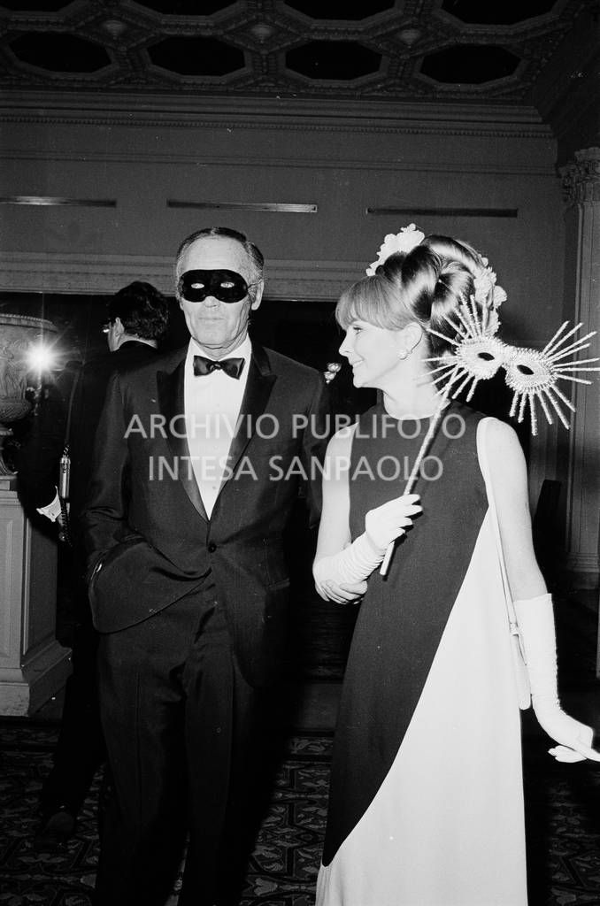 Henry Fonda, in maschera, con la moglie Shirlee Mae Adams al "Black and White Ball" organizzato da Truman Capote<br>728135/206