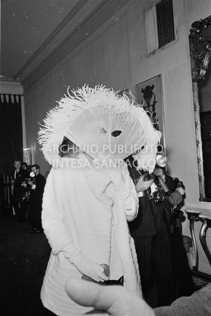 Pat Kennedy Lawford in maschera al "Black and White Ball" organizzato da Truman Capote<br>728135/236