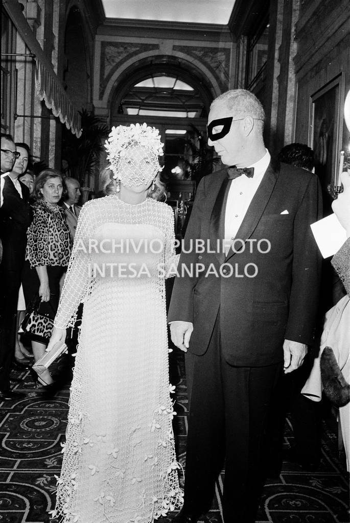Joan Fontaine con accompagnatore al "Black and White Ball" organizzato da Truman Capote<br>728135/31