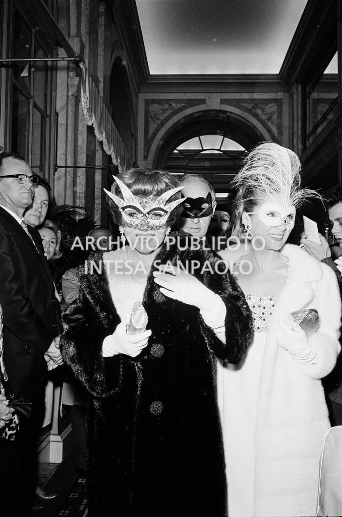 Due ospiti in maschera al "Black and White Ball" organizzato da Truman Capote<br>728135/39
