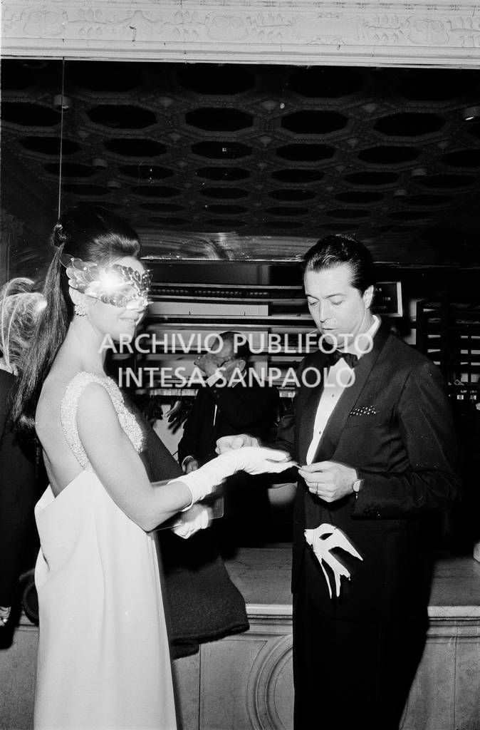 Consuelo Crespi in maschera accompagnata dal marito Rudy Crespi al "Black and White Ball" organizzato da Truman Capote<br>728135/45