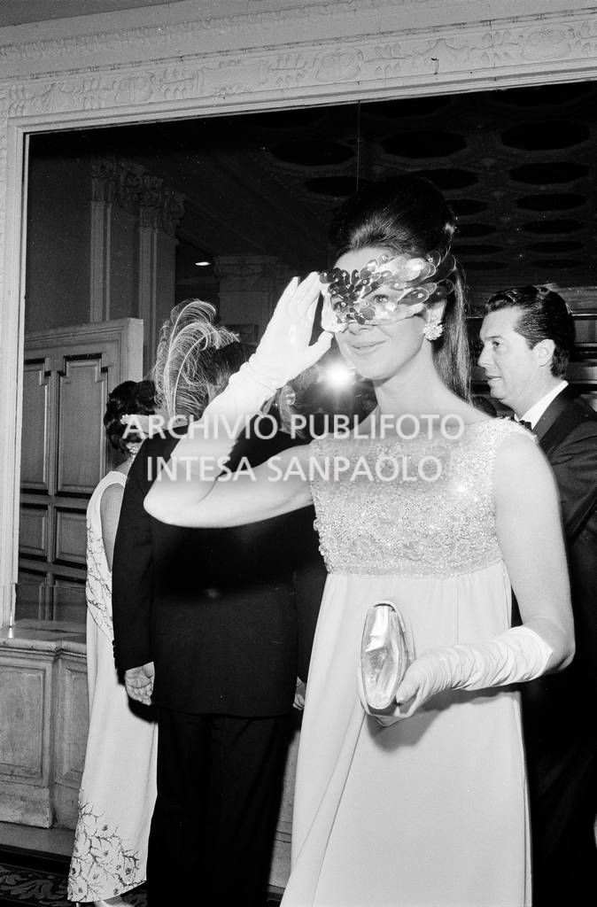 Consuelo Crespi in maschera al "Black and White Ball" organizzato da Truman Capote<br>728135/46