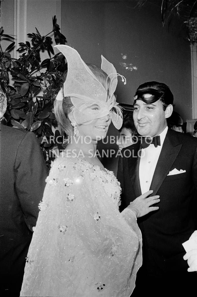 Cristina Ford con Giancarlo Uzzielli entrambi in maschera al "Black and White Ball" organizzato da Truman Capote<br>728135/55