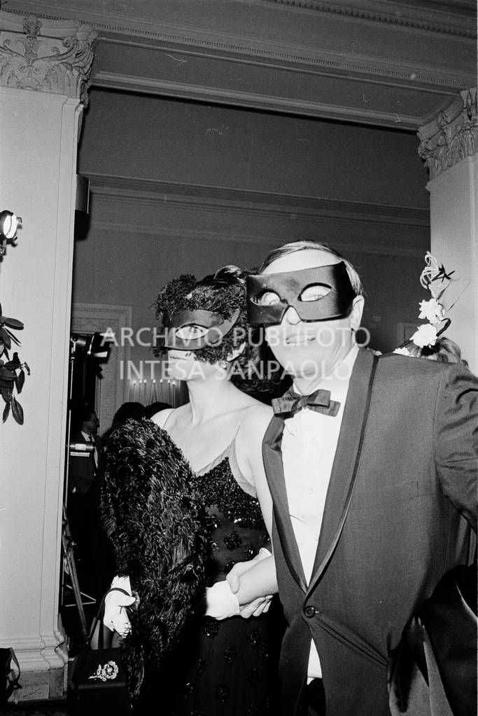 William Frank Buckley Junior con la moglie Patricia Aldyen Austin Taylor Buckley entrambi in maschera al "Black and White Ball" organizzato da Truman Capote<br>728135/63