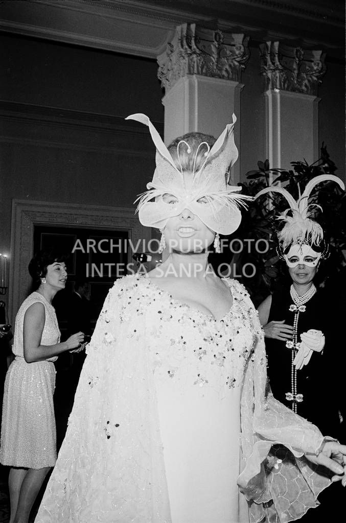 Cristina Ford in maschera al "Black and White Ball" organizzato da Truman Capote<br>728135/66