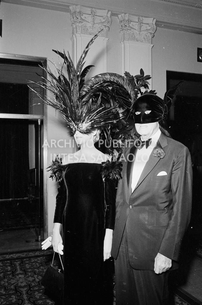 Due ospiti in maschera al "Black and White Ball" organizzato da Truman Capote<br>728135/73