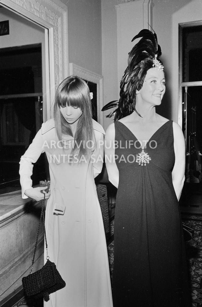 Marietta Peabody Tree con la figlia Penelope al "Black and White Ball" organizzato da Truman Capote<br>728135/82