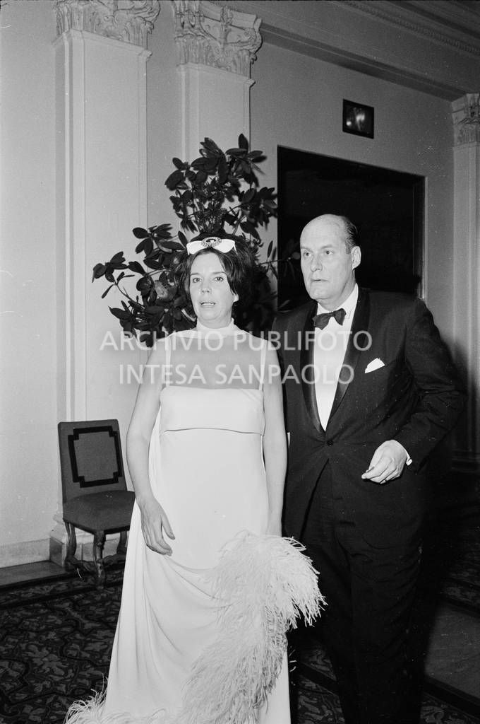 Nicholas de Belleville Katzenbach con la moglie Lydia King Phelps Stokes al "Black and White Ball" organizzato da Truman Capote<br>728135/90