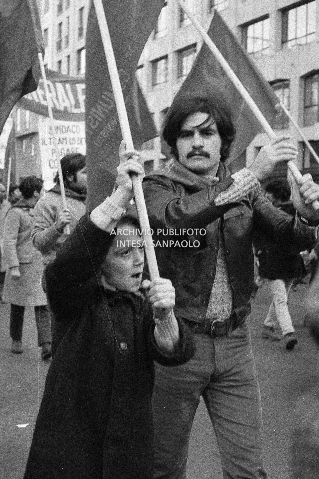 Manifestazione contro il caro casa nel giorno dello sciopero generale: bambino con bandiera