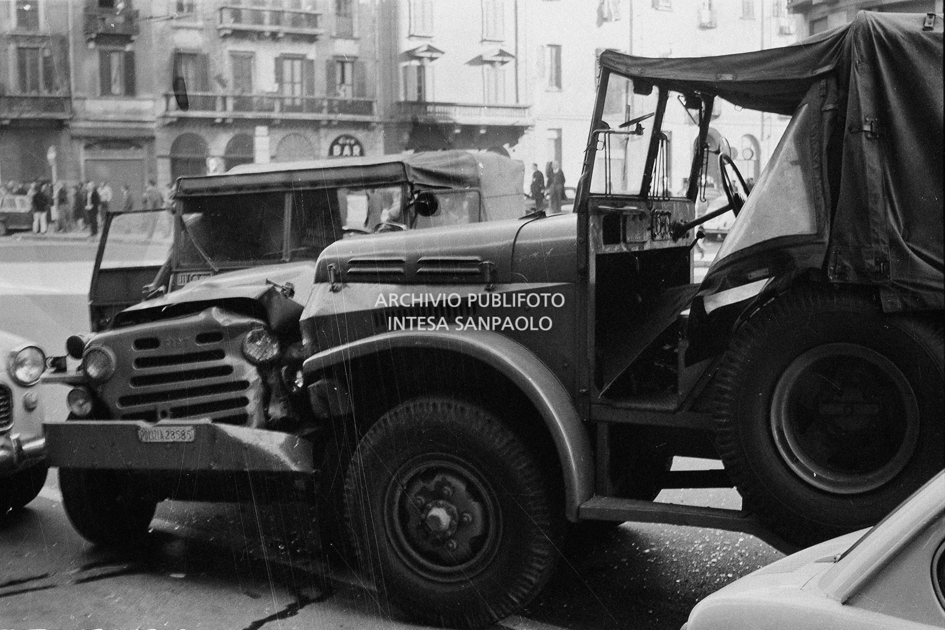 La OM CL52 (a destra), alla cui guida c'era Antonio Annarumma,  ferma contro una Fiat Campagnola della polizia