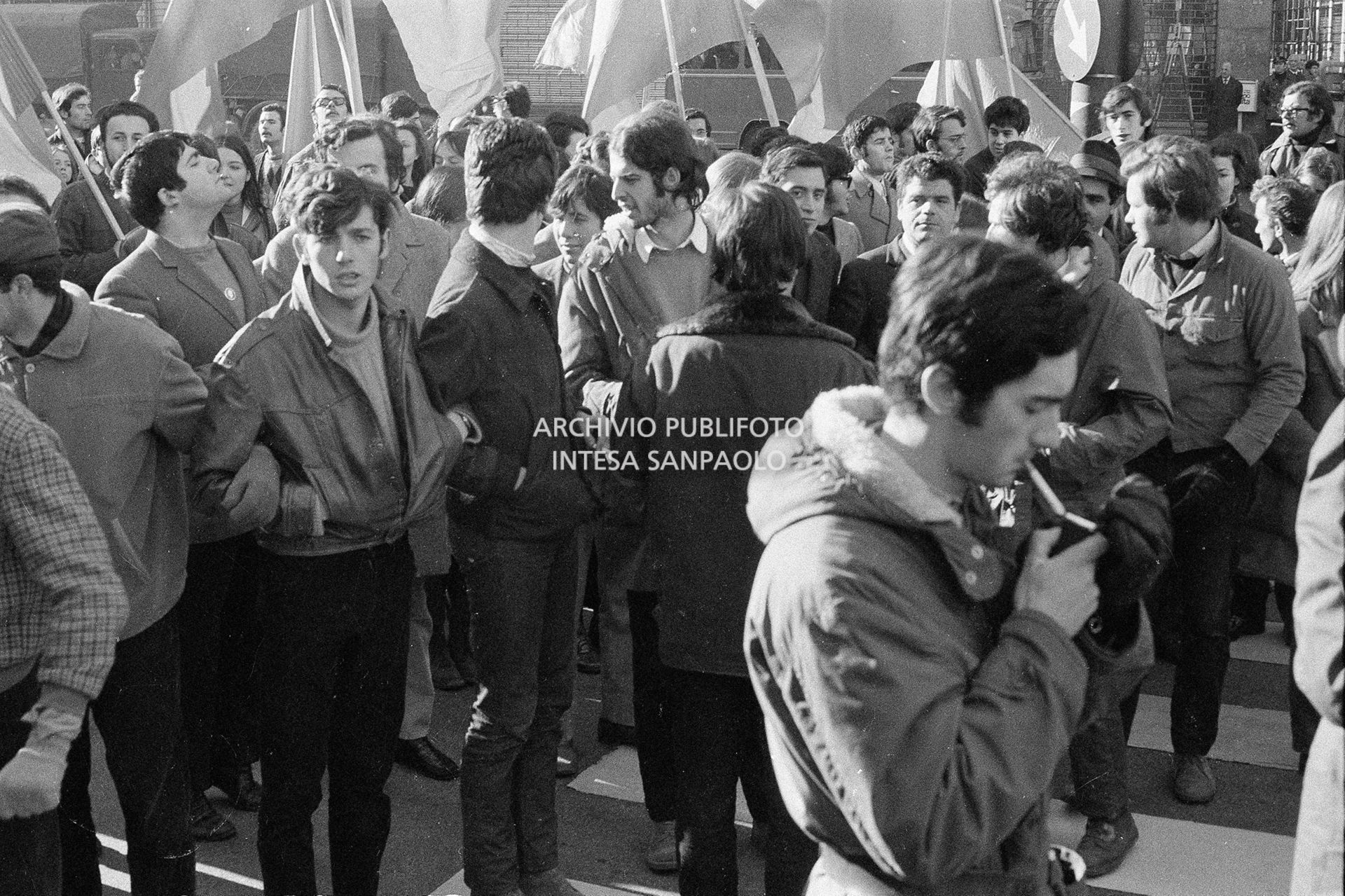 Manifestazione contro il caro casa nel giorno dello sciopero generale: dimostranti in via Larga a Milano