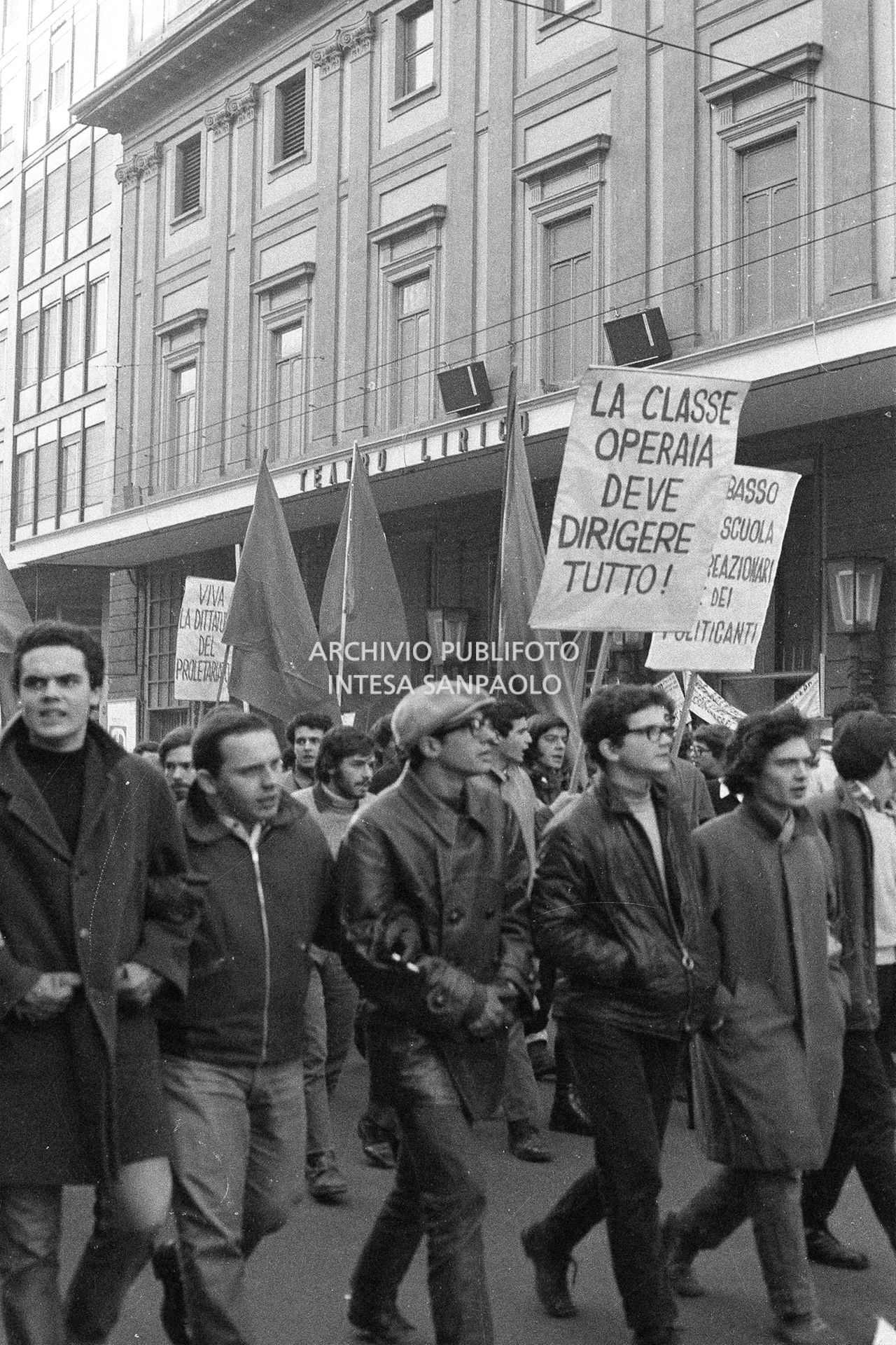 Manifestazione contro il caro casa nel giorno dello sciopero generale: il corteo sfila davanti al teatro Lirico di Milano. Uno dei cartelli recita: "La classe operaia deve dirigere tutto"