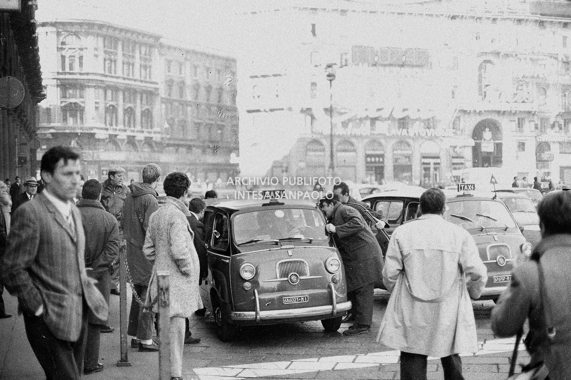 Traffico in piazza del Duomo nel giorno dello sciopero generale per il caro casa