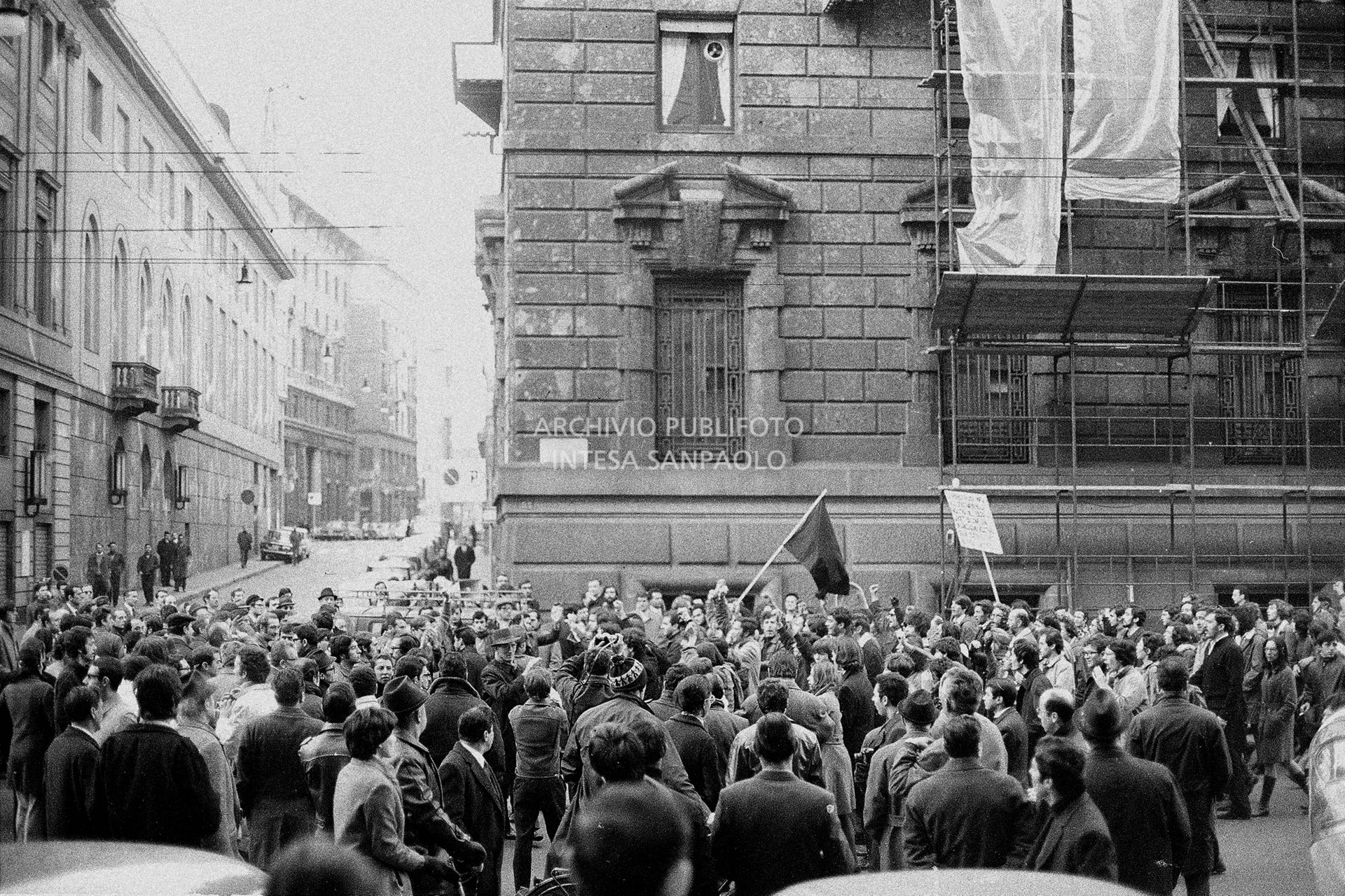 Manifestazione contro il caro casa nel giorno dello sciopero generale: dimostranti in via Larga a Milano