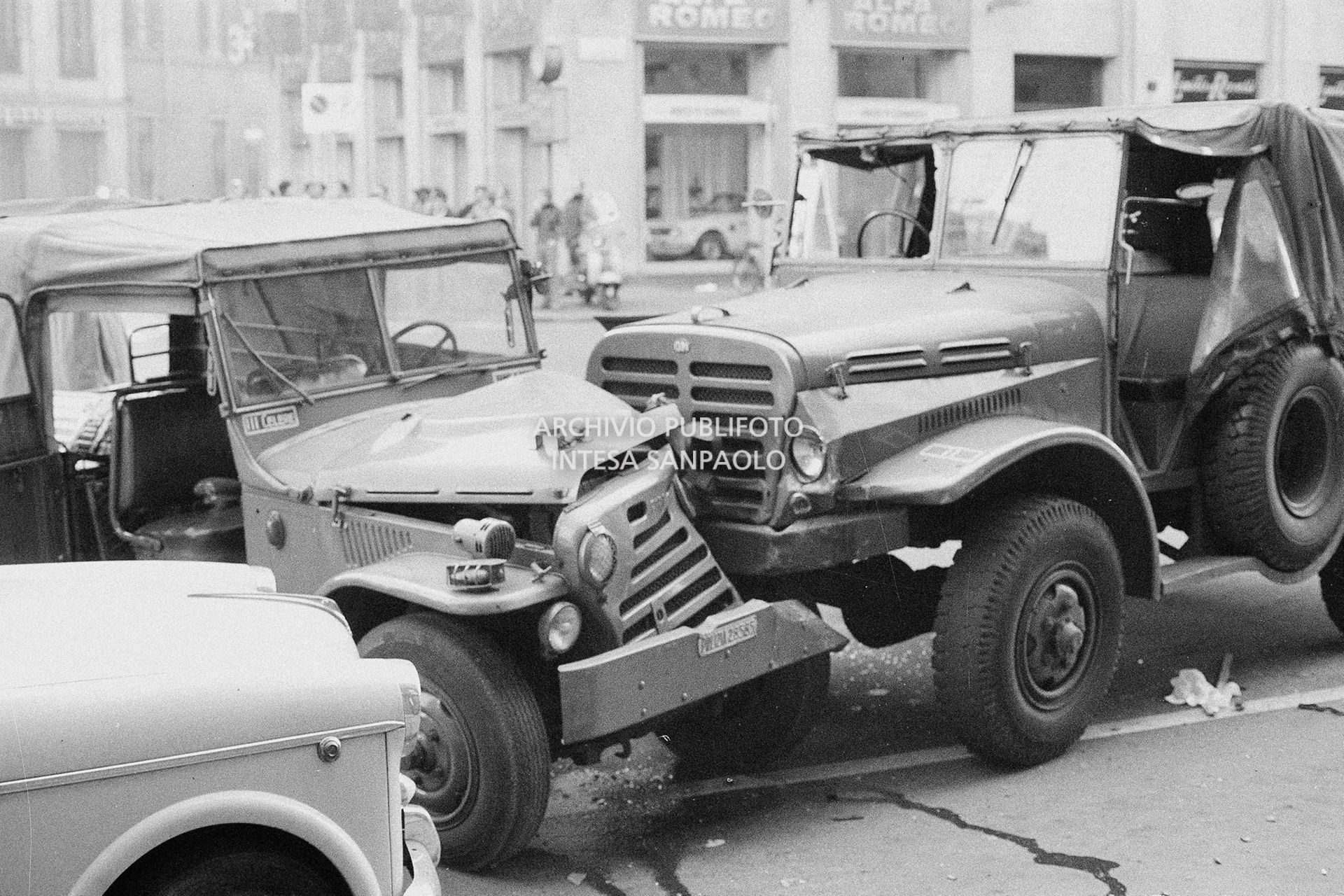 La OM CL52 (a destra), alla cui guida c'era Antonio Annarumma,  ferma contro una Fiat Campagnola della polizia