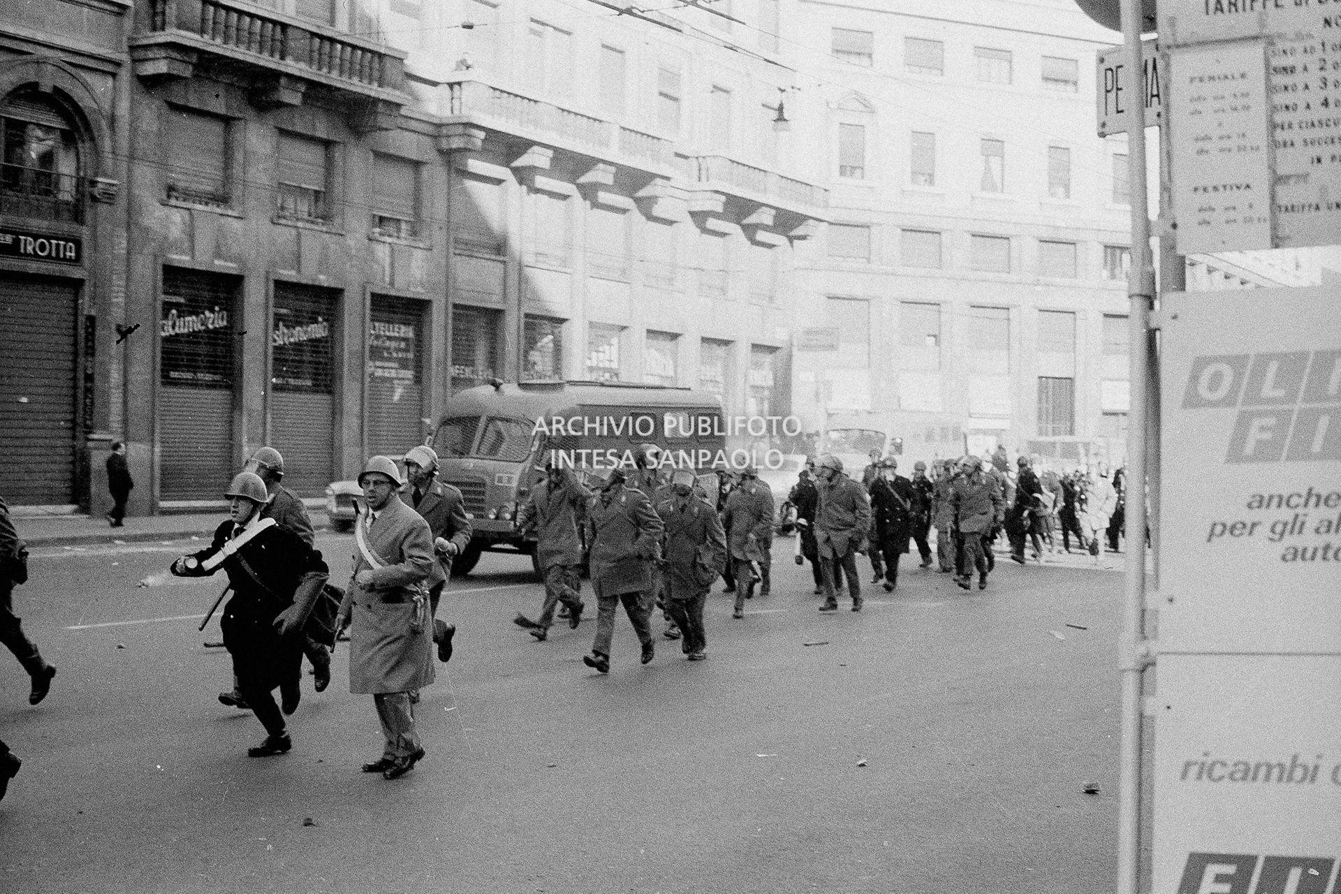 Manifestazione contro il caro casa nel giorno dello sciopero generale: forze  dell'ordine in via Larga a Milano