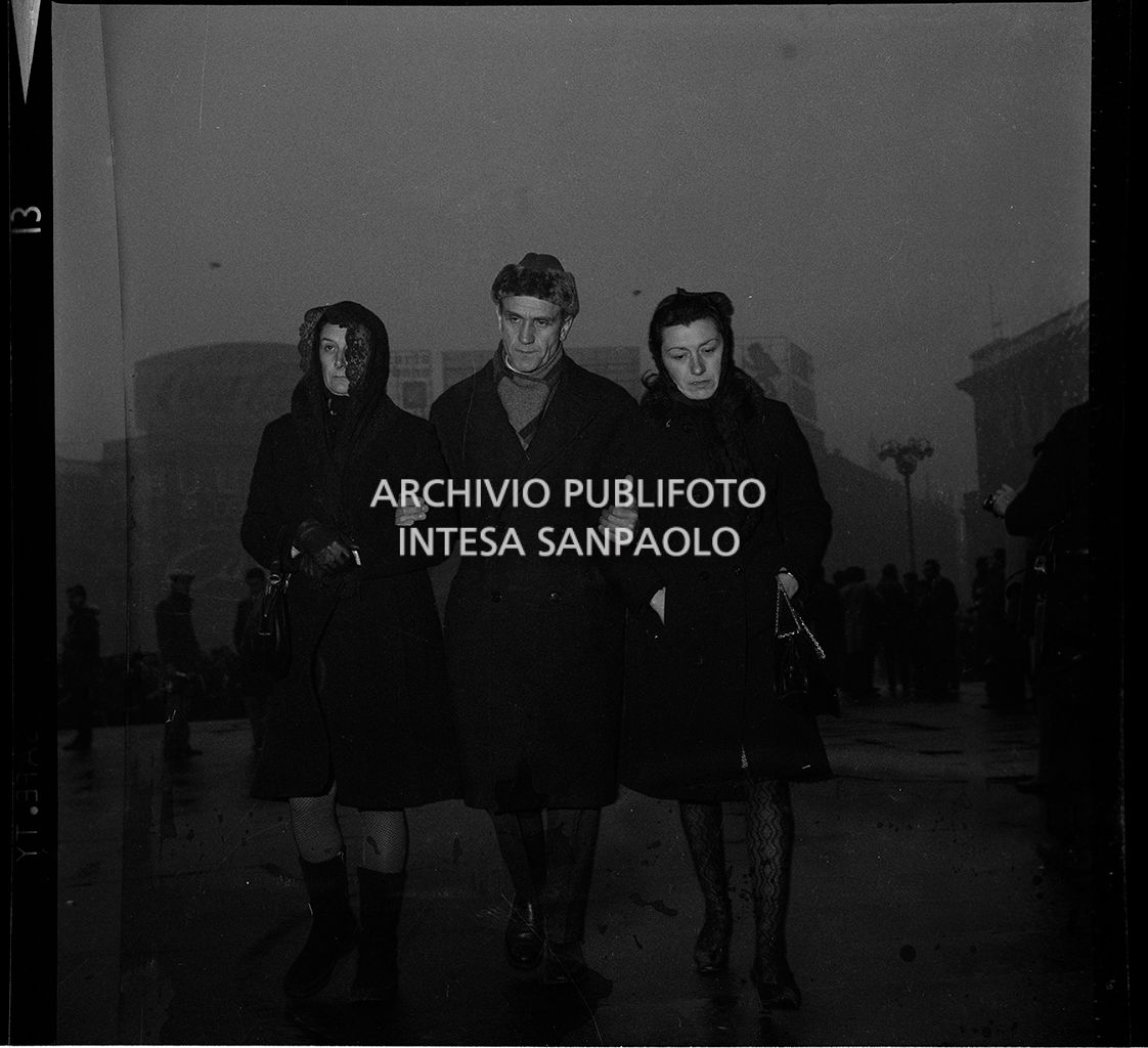 Familiari delle vittime della strage di piazza Fontana ai funerali in piazza del Duomo a Milano