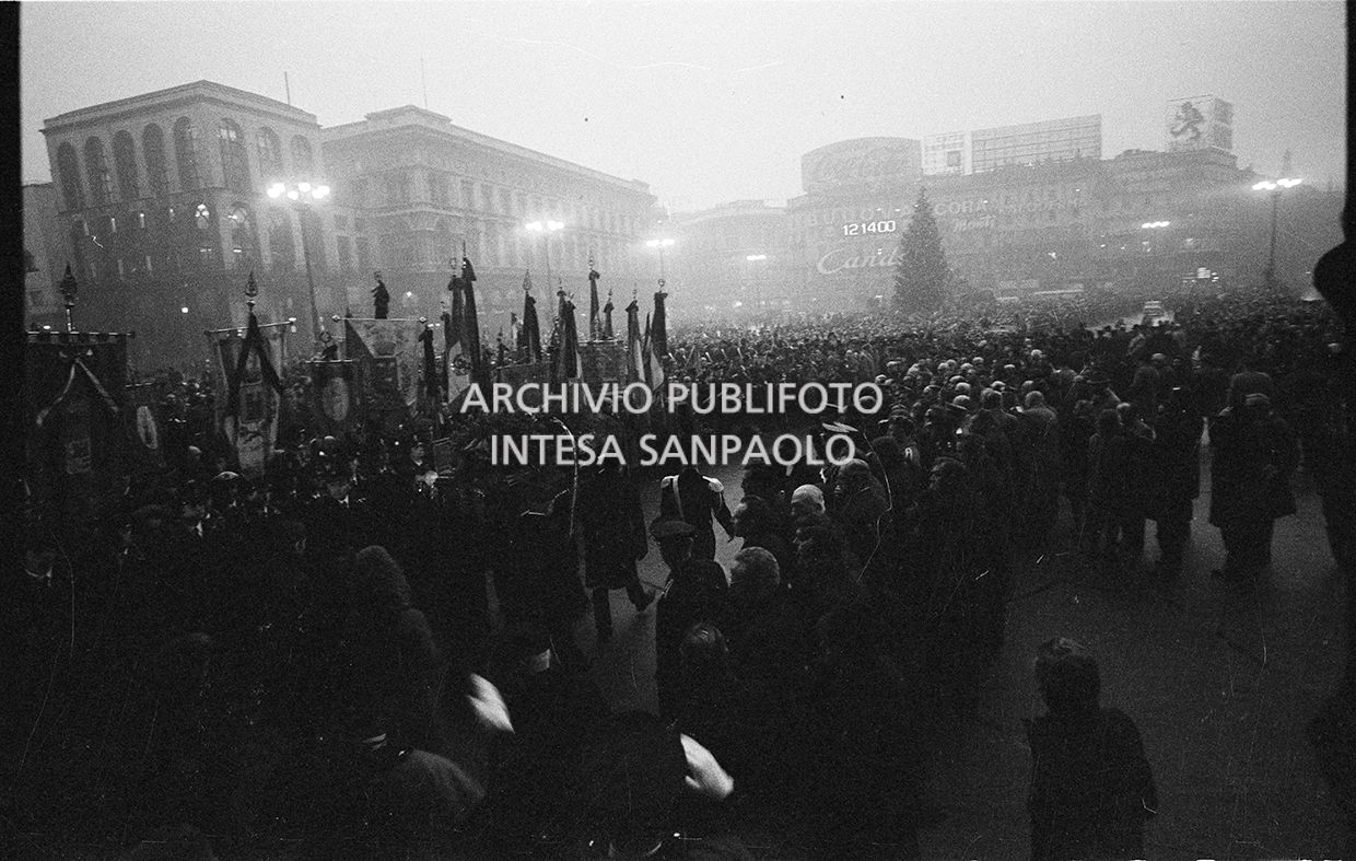 Vista di piazza del Duomo a Milano, gremita di folla, durante i funerali delle vittime della strage di piazza Fontana
