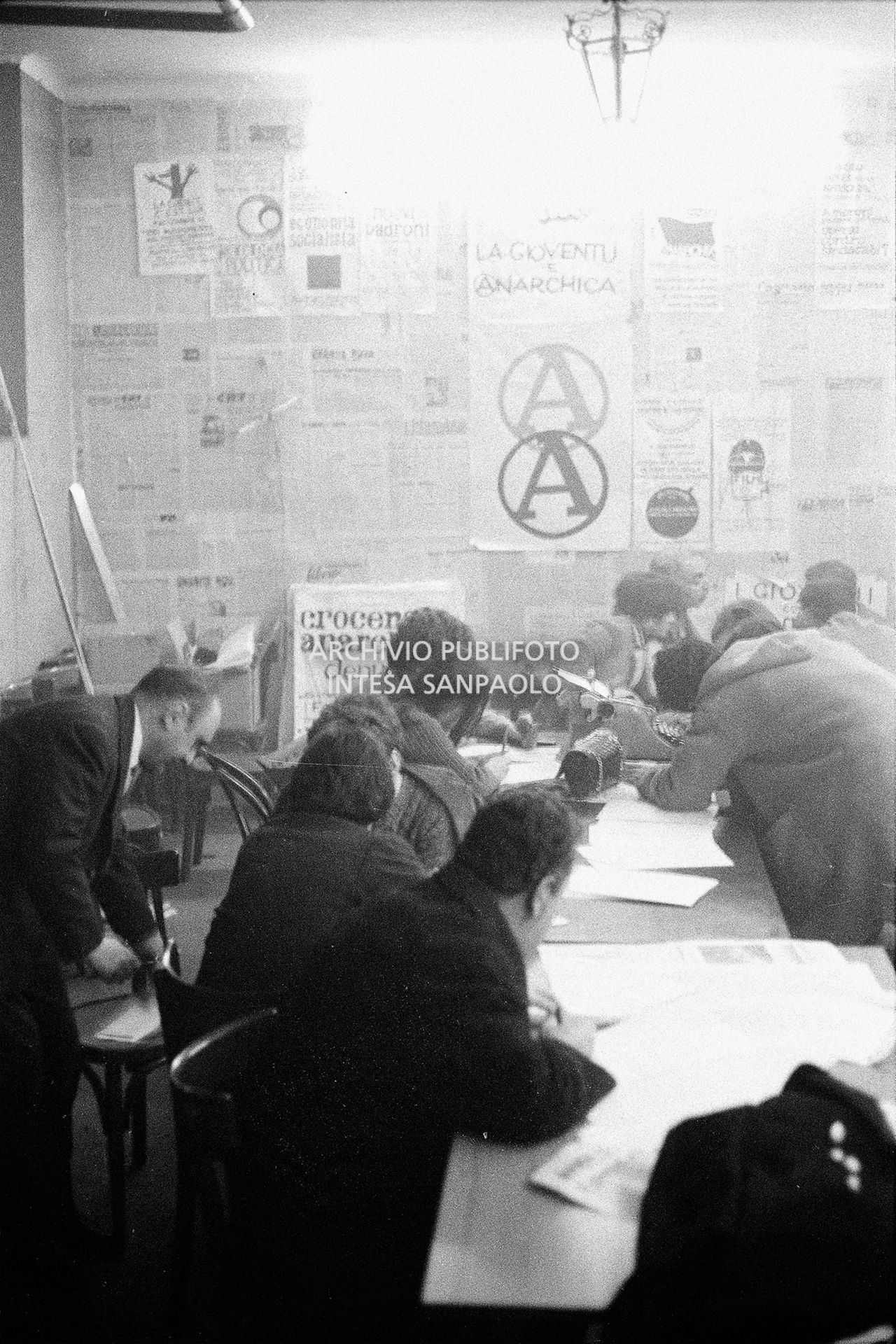 Conferenza stampa, presso il circolo anarchico Ponte della Ghisolfa, in difesa di Giuseppe Pinelli e Pietro Valpreda