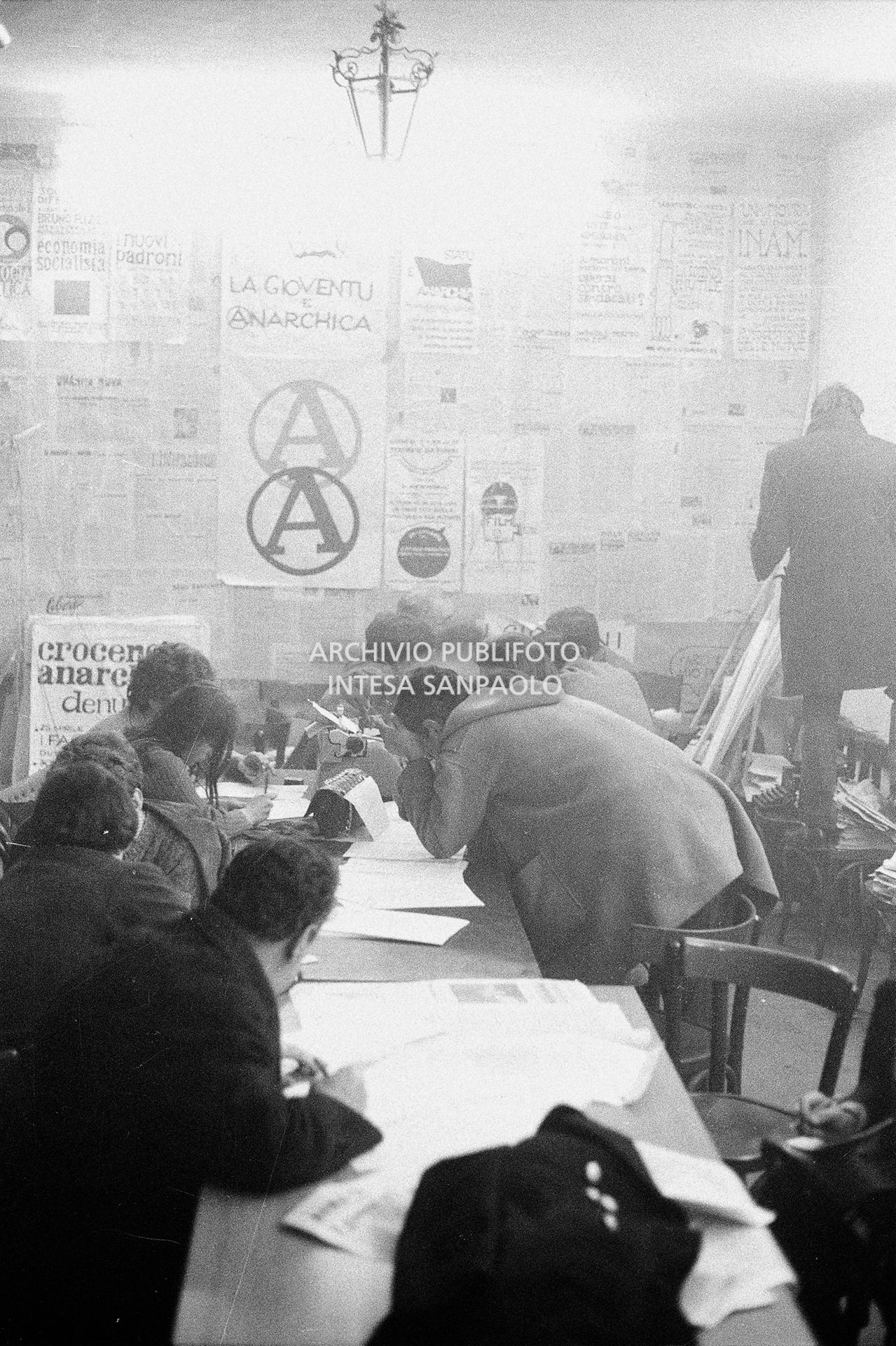 Conferenza stampa, presso il circolo anarchico Ponte della Ghisolfa, in difesa di Giuseppe Pinelli e Pietro Valpreda