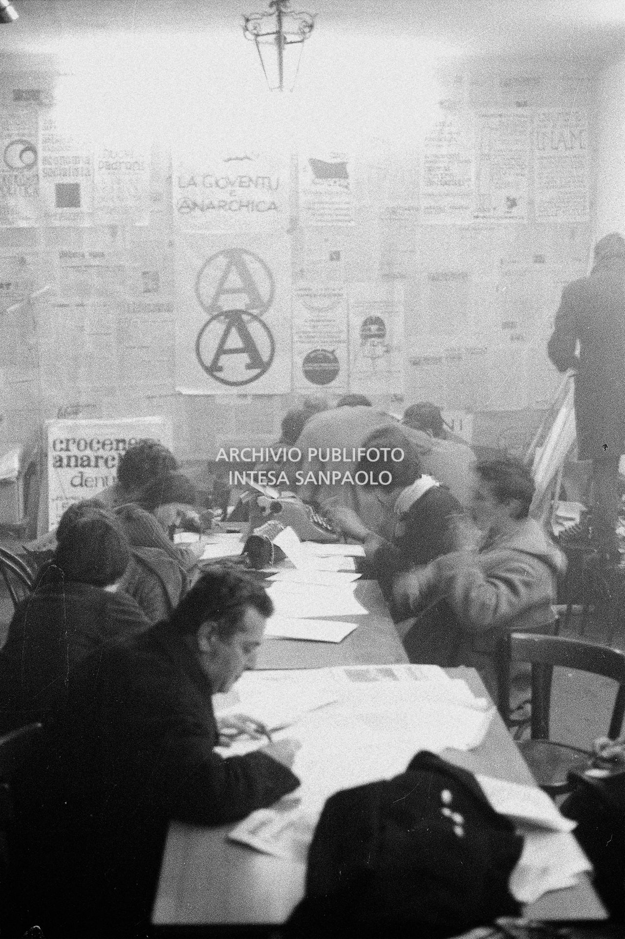 Conferenza stampa, presso il circolo anarchico Ponte della Ghisolfa, in difesa di Giuseppe Pinelli e Pietro Valpreda