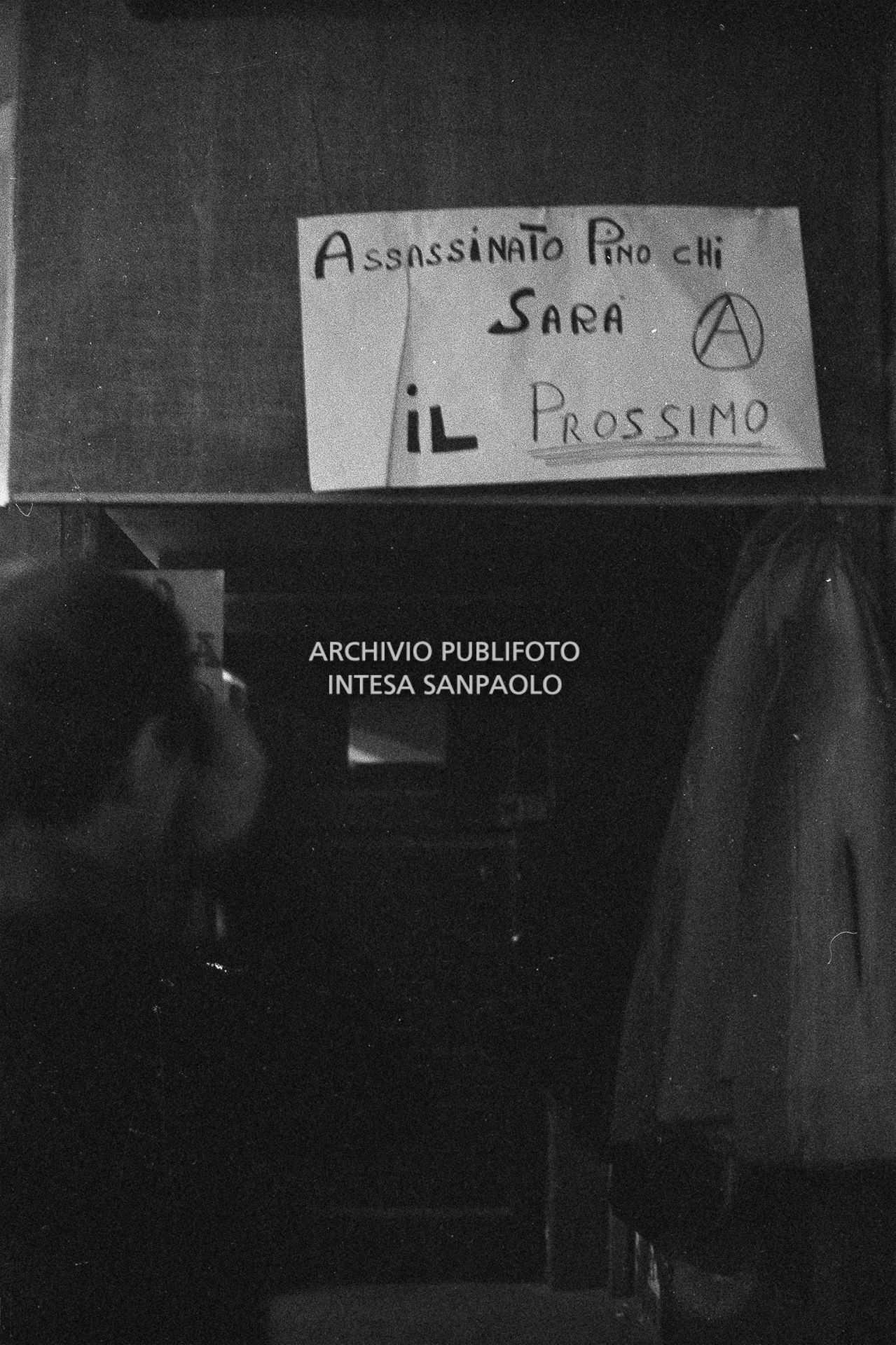 Un cartello affisso nel circolo anarchico Ponte della Ghisolfa con la scritta: "Assassinato Pino chi sarà il prossimo" e a fianco il simbolo dell'Anarchia