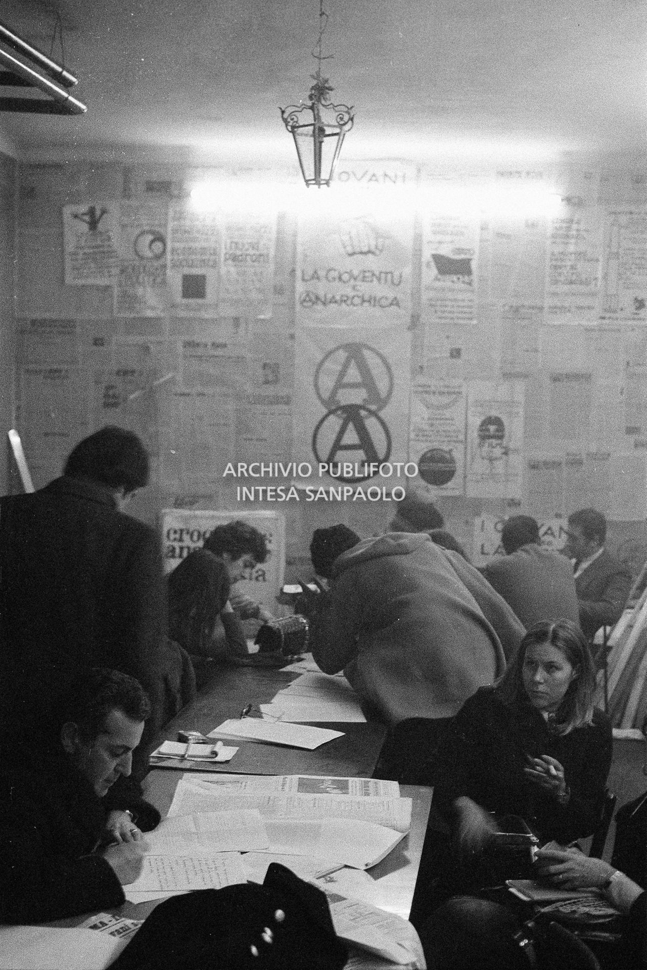 Conferenza stampa, presso il circolo anarchico Ponte della Ghisolfa, in difesa di Giuseppe Pinelli e Pietro Valpreda