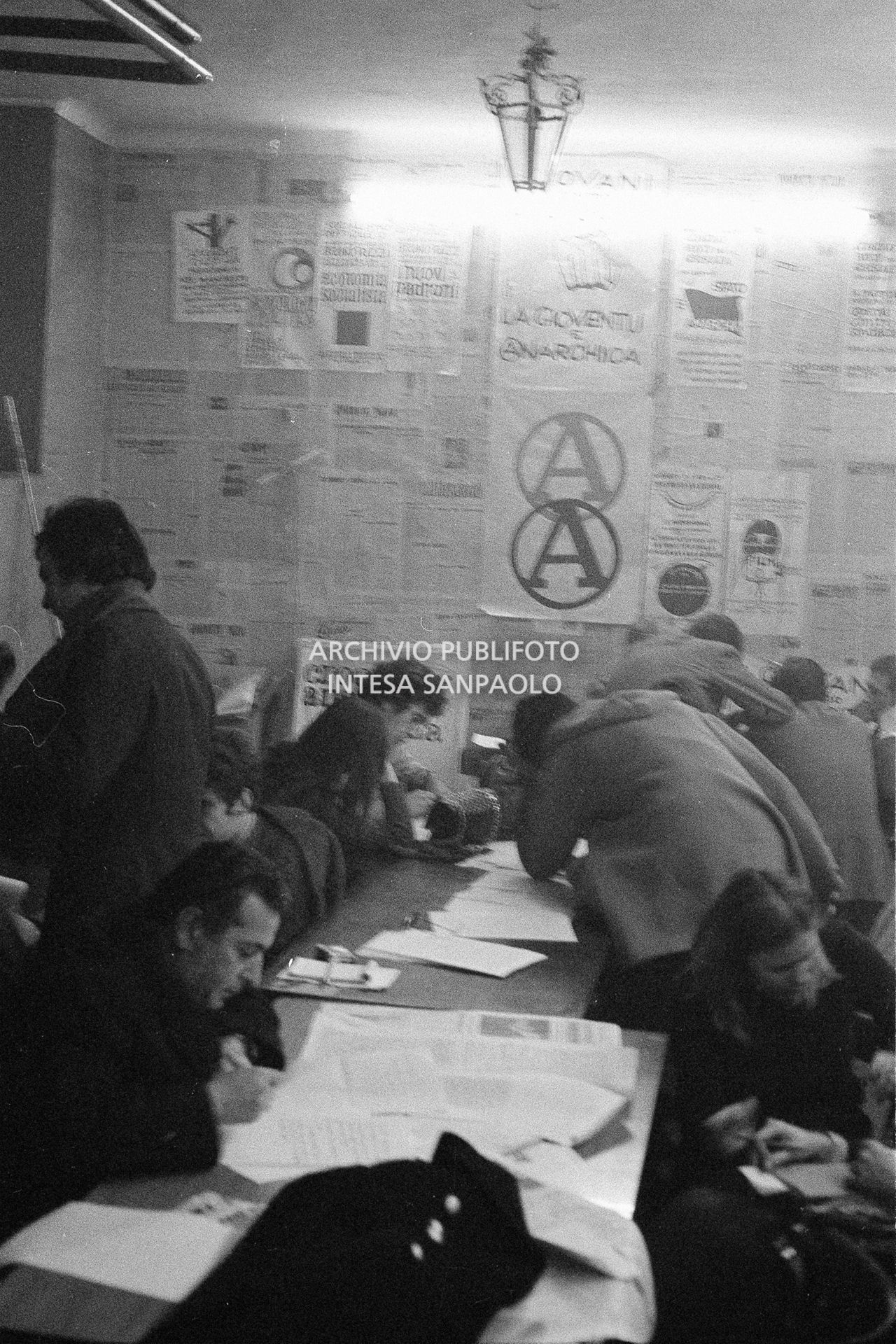 Conferenza stampa, presso il circolo anarchico Ponte della Ghisolfa, in difesa di Giuseppe Pinelli e Pietro Valpreda