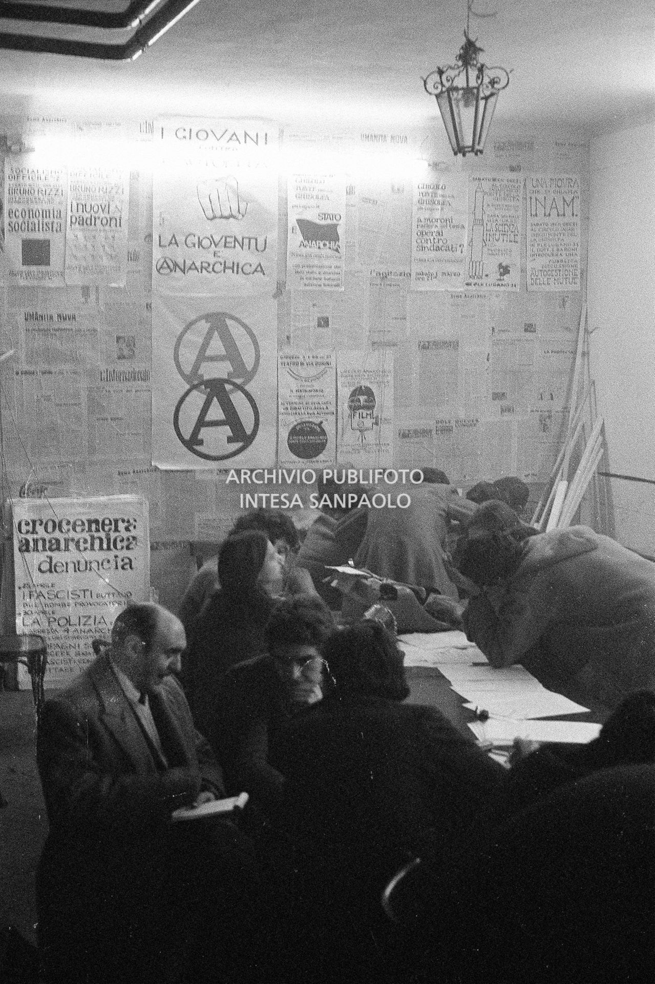 Conferenza stampa, presso il circolo anarchico Ponte della Ghisolfa, in difesa di Giuseppe Pinelli e Pietro Valpreda