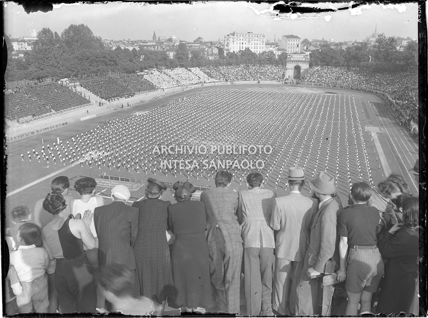Il pubblico assiste, dagli spalti dell'Arena di Milano, al saggio ginnico della Gioventù Italiana del Littorio (GIL)