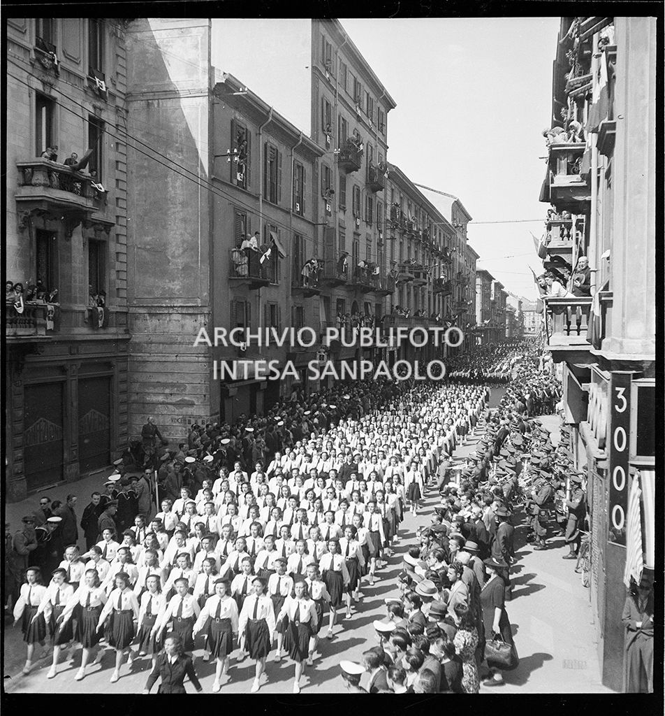 GIL (Gioventù Italiana del Littorio): Balilla, Figli della lupa, Piccole italiane, ecc. Campeggi, saggi ginnici, sfilate