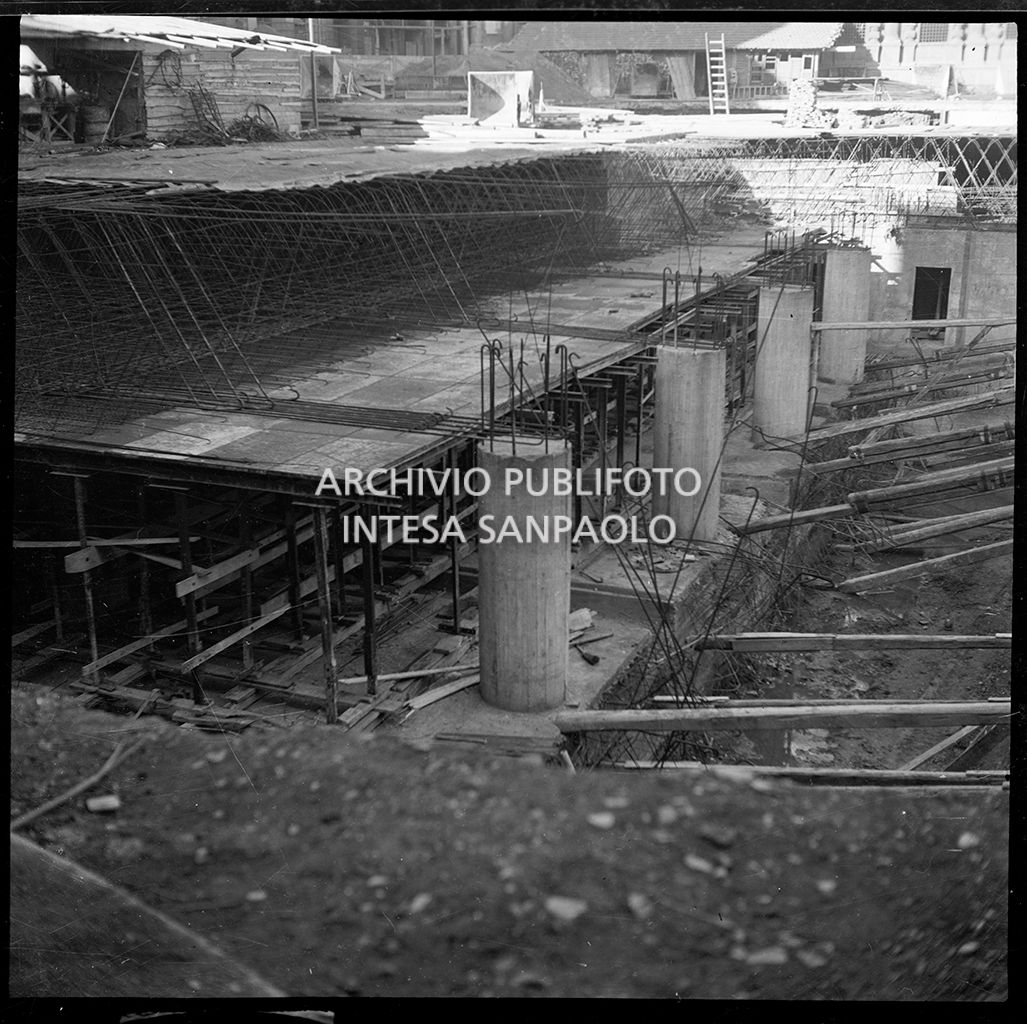 Cantiere di costruzione del rifugio antiaereo in piazza San Fedele a Milano