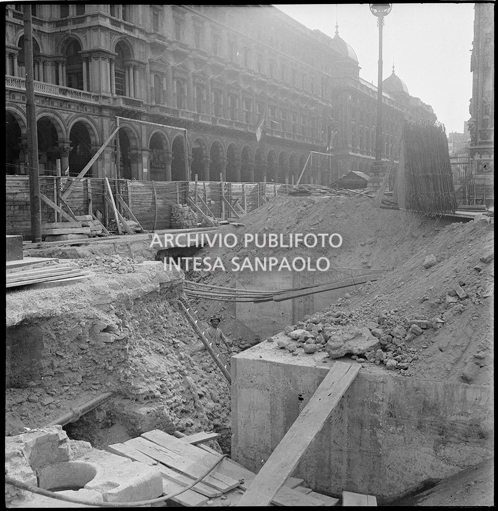 Cantiere di costruzione del rifugio antiaereo in piazza del Duomo a Milano