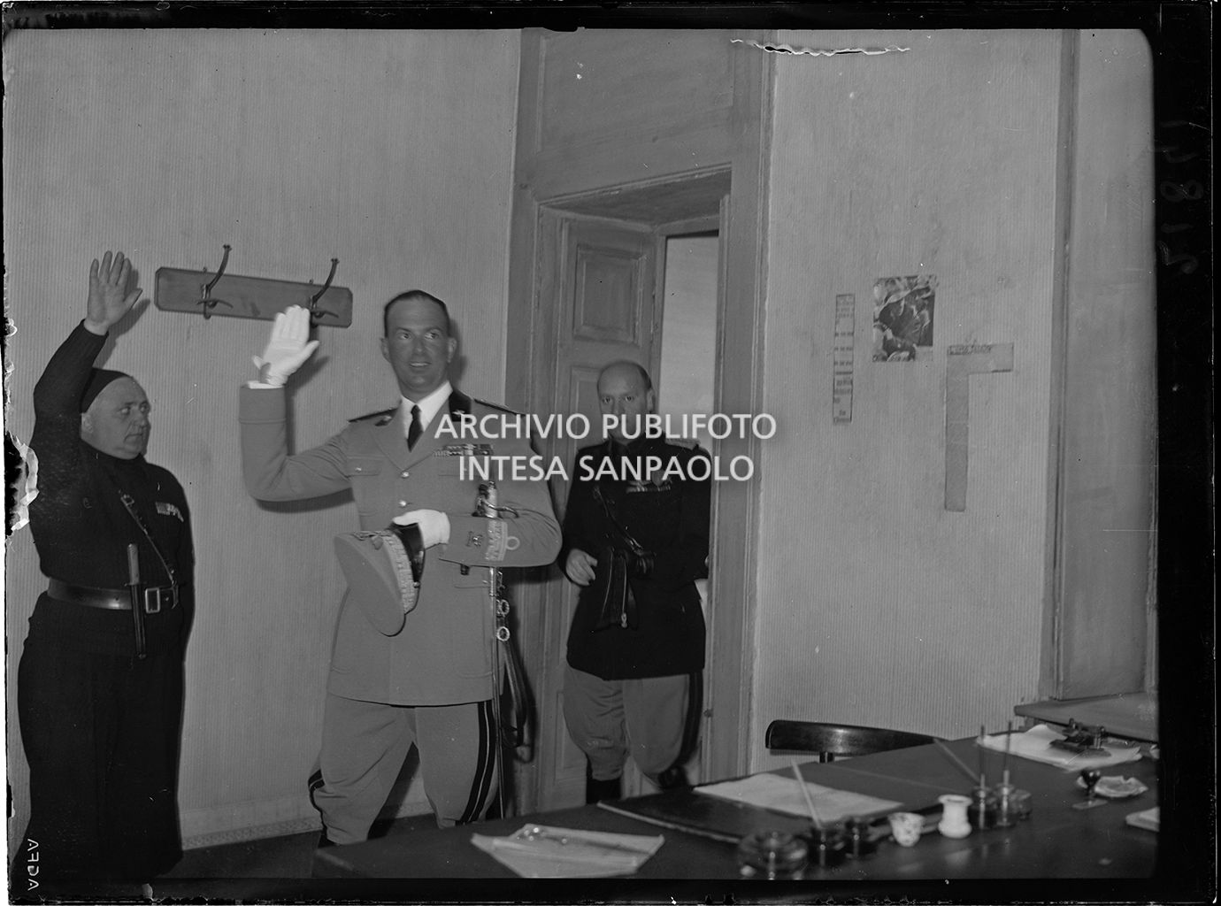 Principe Umberto II di Savoia fa il saluto fascista al suo ingresso nel "covo" di Mussolini in via Paolo da Cannobbio a Milano
