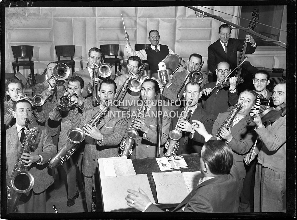 Il Maestro Angelini e la sua orchestra in uno studio della RAI a Torino