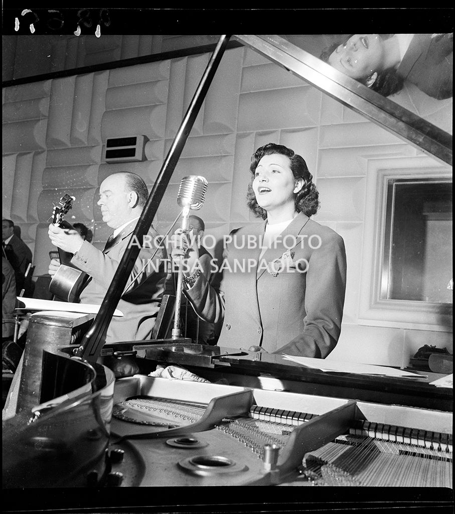 Nilla Pizzi canta in uno studio della RAI di Torino