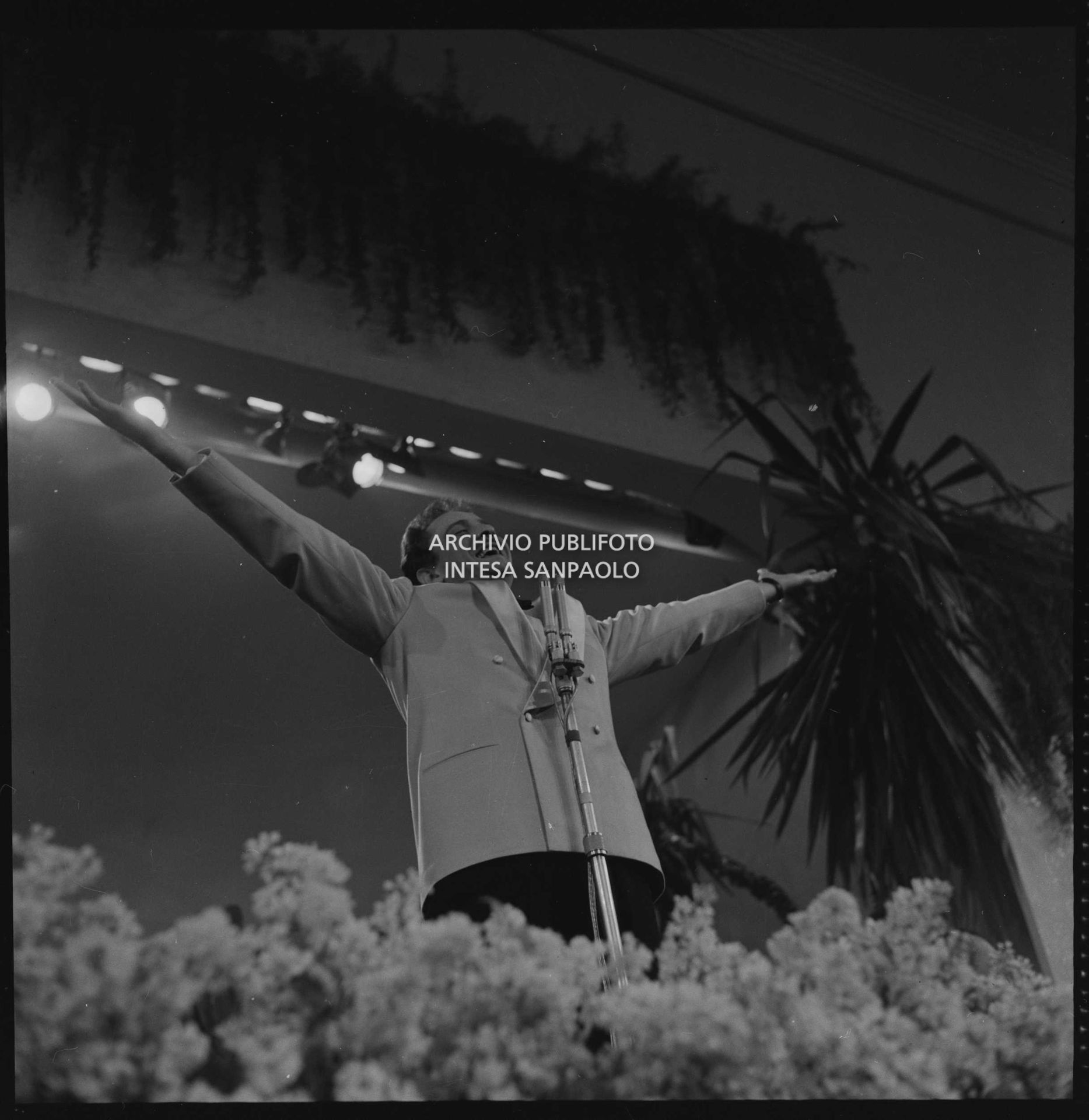 Domenico Modugno nella celebre esibizione della canzone "Nel blu dipinto di blu", sul palco del VII Festival di Sanremo