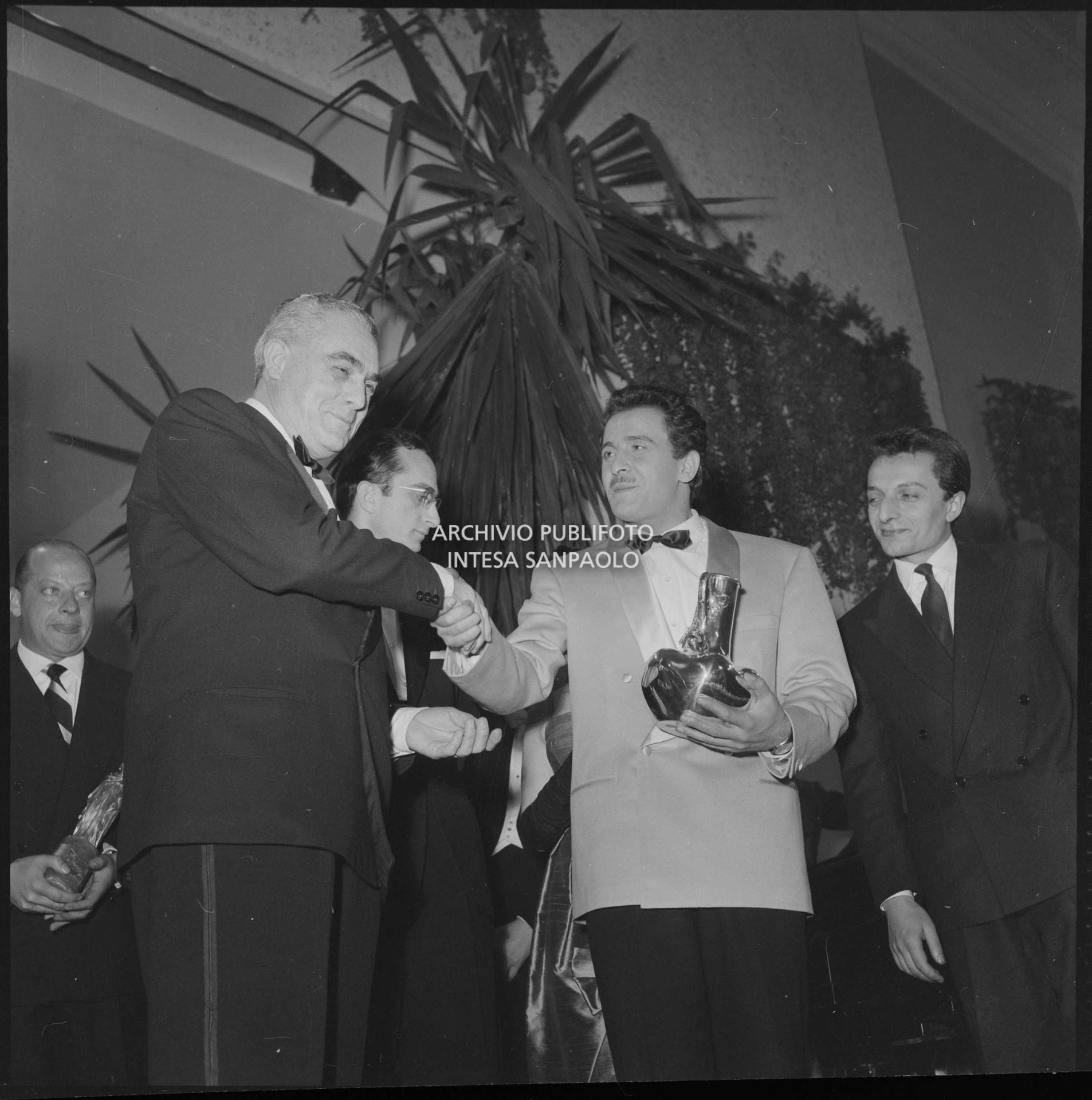 Domenico Modugno premiato al VIII Festival di Sanremo