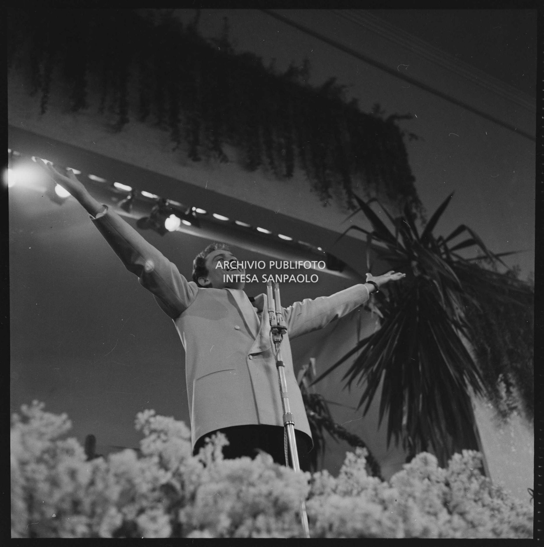 Domenico Modugno nella celebre esibizione della canzone "Nel blu dipinto di blu", sul palco del VII Festival di Sanremo