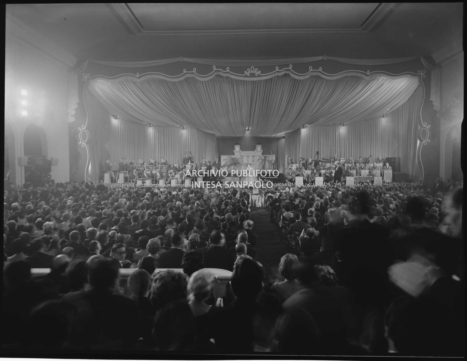 Pubblico in platea al Salone delle feste del Casinò municipale, in occasione del IX Festival di Sanremo, assiste all'esibizione di Jula de Palma