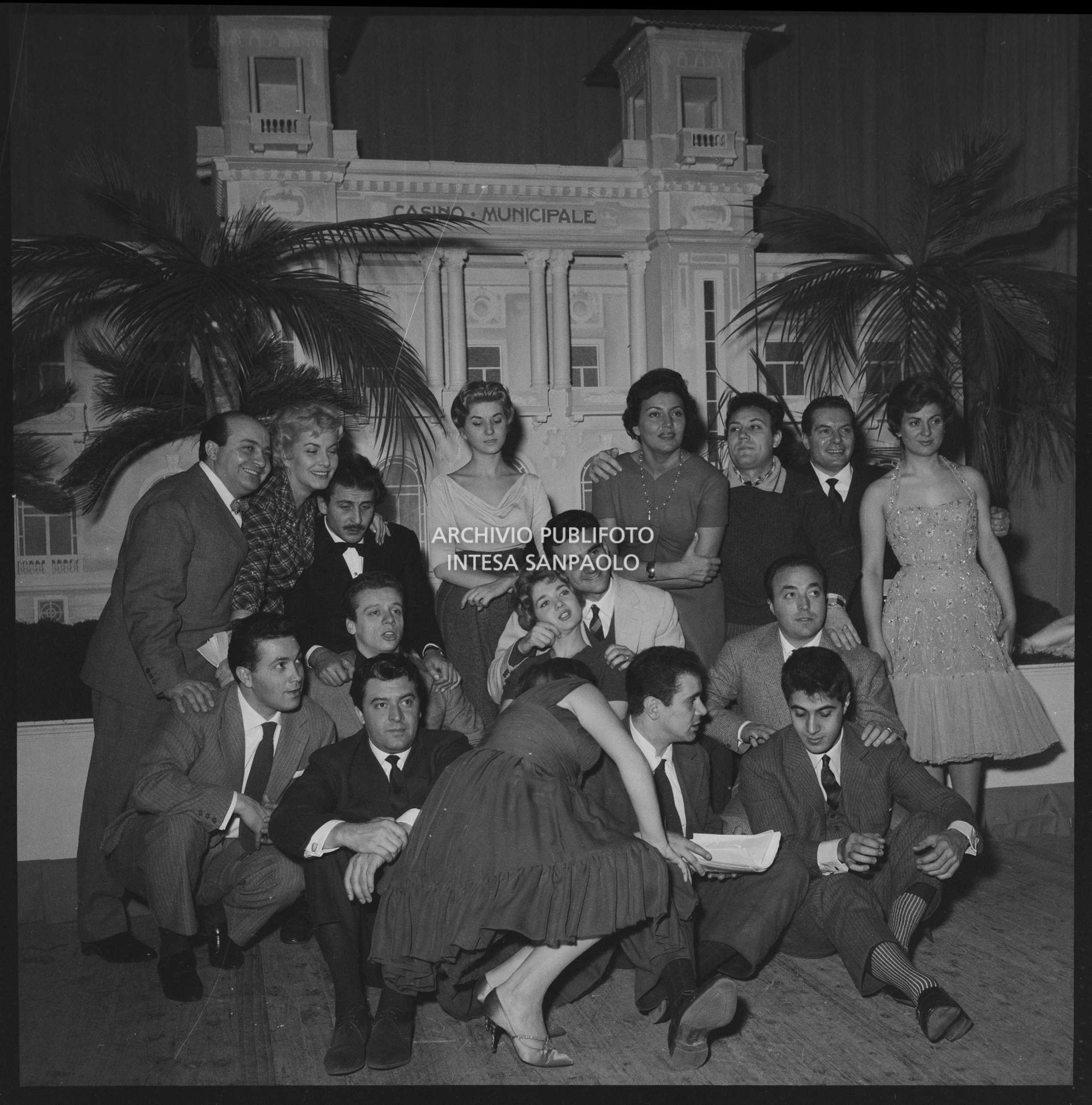 Foto di gruppo al IX Festival di Sanremo: da sinistra, dalla fila in alto, Aurelio Fierro, Adriana Serra, Domenico Modugno, Miranda Martino, Nilla Pizzi, Claudio Villa, Natalino Otto, Tonina Torrielli, Arturo Testa, Johnny Dorelli, Anna D'Amico, Teddy Reno, Gino Latilla, Achille Togliani, Betty Curtis, Enzo Tortora, Fausto Cigliano