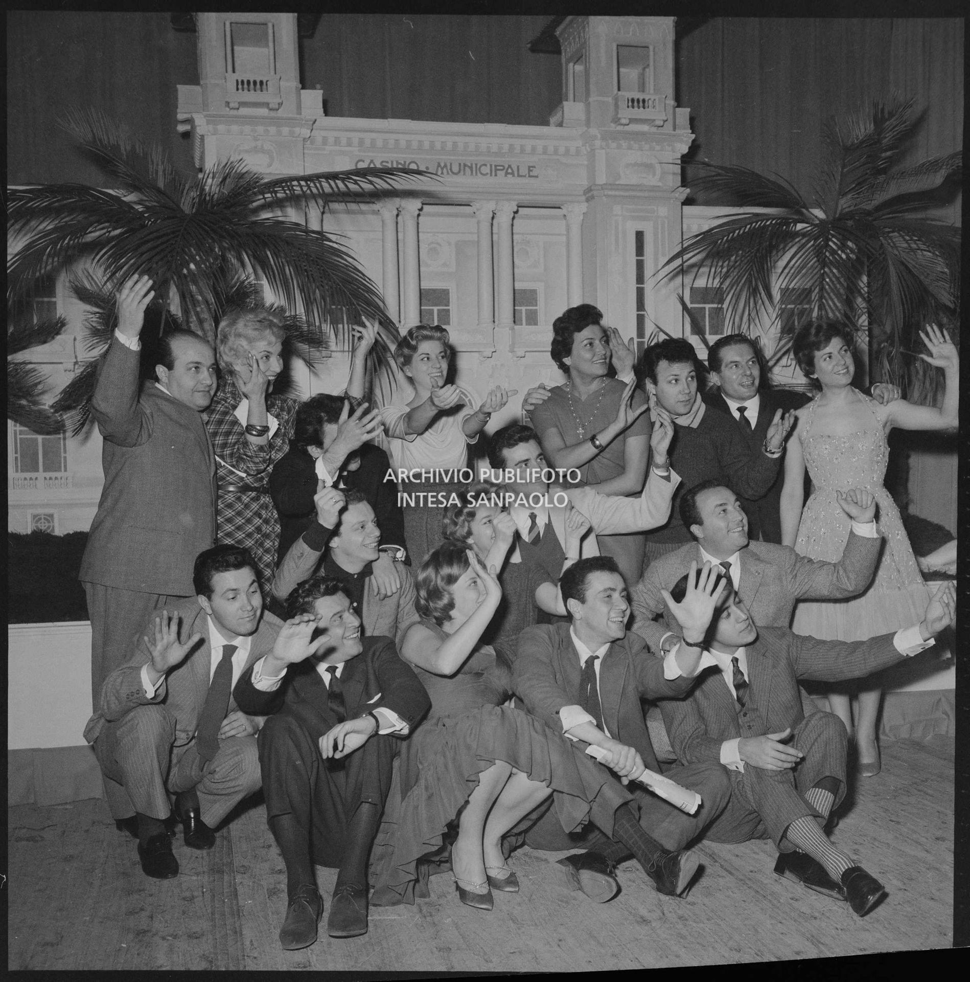 Foto di gruppo al IX Festival di Sanremo: da sinistra, dalla fila in alto, Aurelio Fierro, Adriana Serra, Domenico Modugno, Miranda Martino, Nilla Pizzi, Claudio Villa, Natalino Otto, Tonina Torrielli, Arturo Testa, Johnny Dorelli, Anna D'Amico, Teddy Reno, Gino Latilla, Achille Togliani, Betty Curtis, Enzo Tortora, Fausto Cigliano