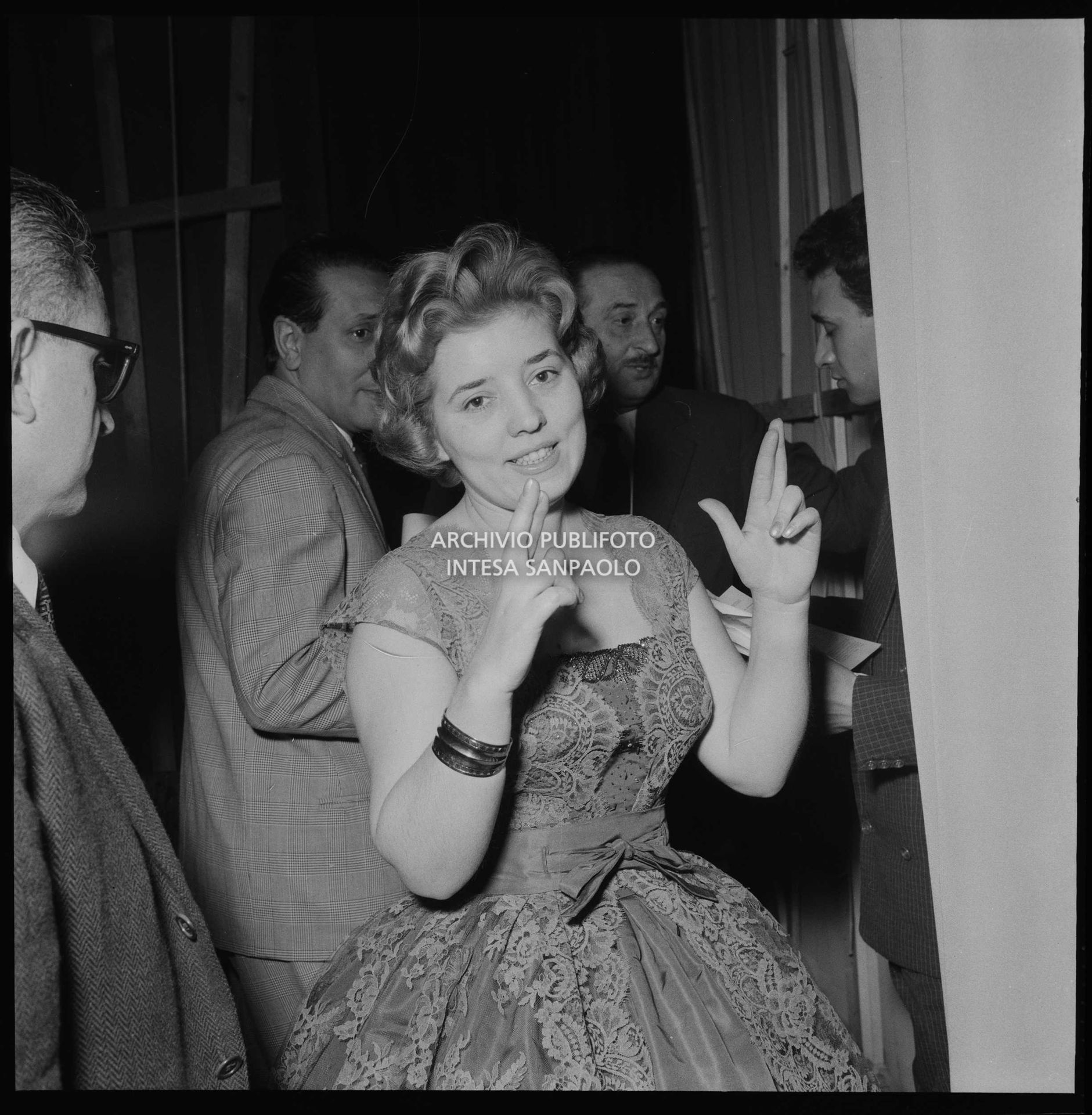 Wilma De Angelis incrocia le dita dietro le quinte al IX Festival della canzone italiana di Sanremo