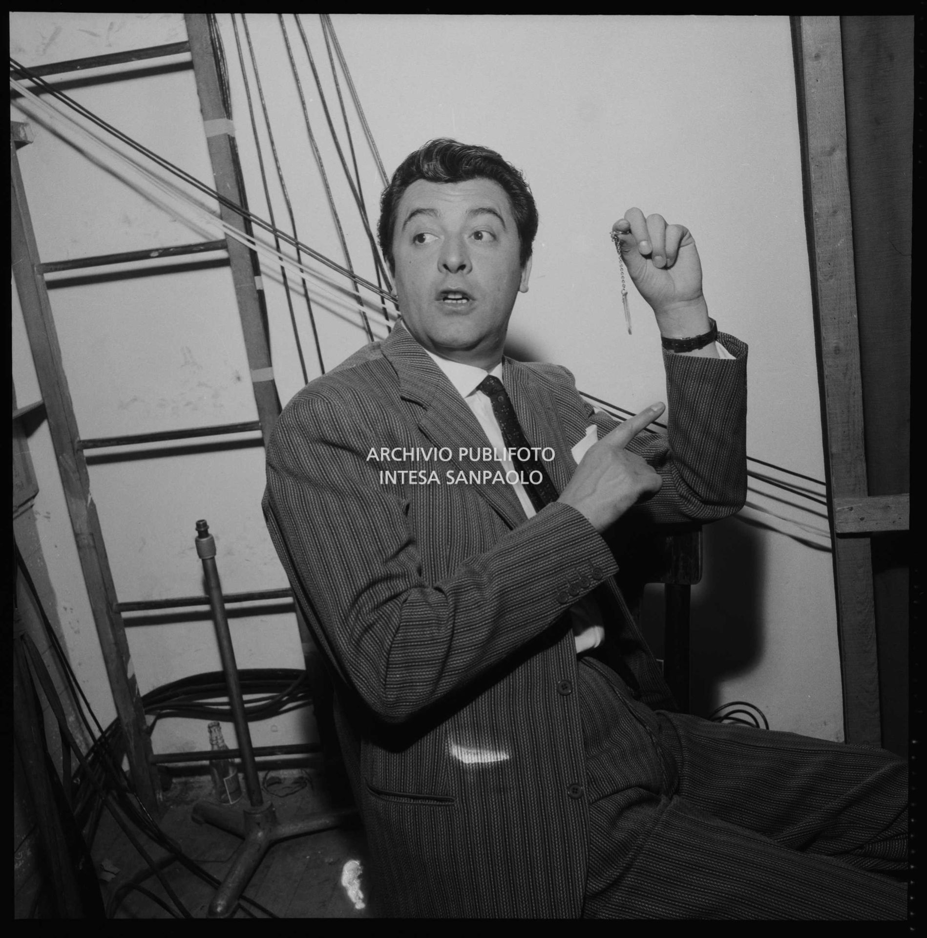 Achille Togliani ritratto il suo portafortuna dietro le quinte al IX Festival della canzone italiana di Sanremo